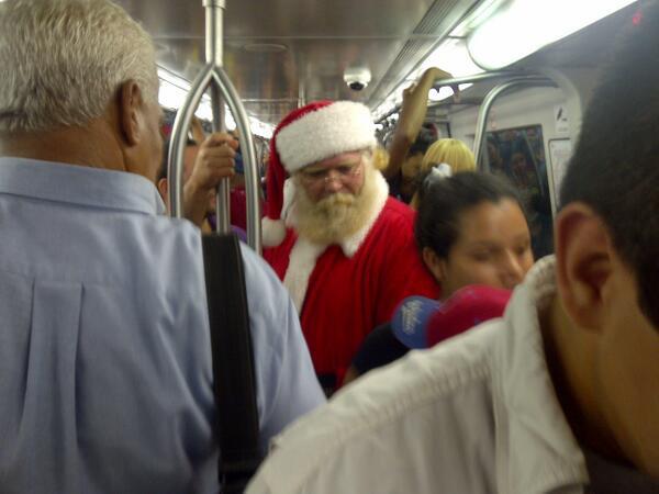 A Santa se le fueron los renos y se tuvo que ir en el Metro de Caracas (Foto)