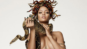 Rihanna, completamente desnuda, interpretando a Medusa (exquisita)