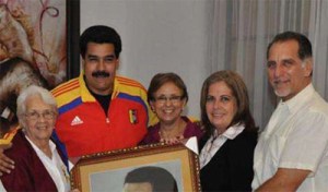 A Maduro le regalan en Cuba un cuadro de Chávez y su hija (Foto)