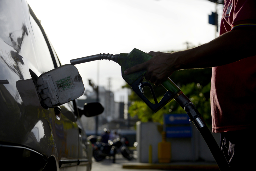 Gobierno considera subir el precio de la gasolina en plan a tres años