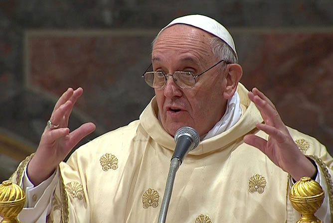 Papa Francisco retoma el control de la Iglesia en todos los frentes