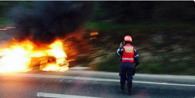 Se incendia vehículo en la subida de Tazón (Foto)