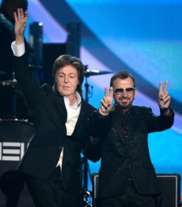 Dos ex Beatles hacen bailar a Yoko Ono en los Grammy (Fotos)