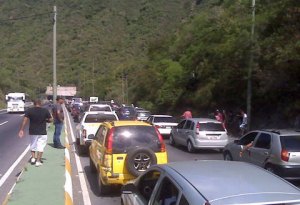 Retraso en la autopista Caracas-La Guaira