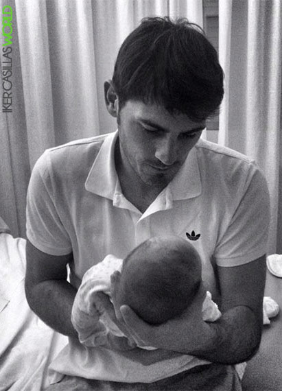 Iker Casillas presenta a su hijo (Foto)