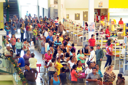 Largas colas para comprar pollo y leche también se ven en el Bicentenario (Foto)