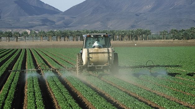 España vende a América Latina pesticidas prohibidos por la Unión Europea