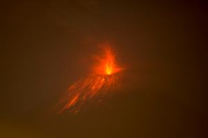 Actividad de volcán amenaza a Ecuador (Fotos)