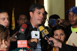 Juan Carlos Vidal condena represión contra vecinos en Sucre