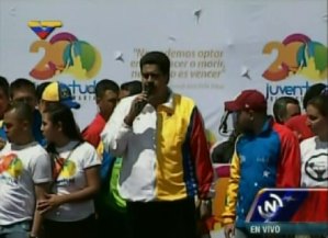 Maduro se queja del sonido en la tarima (Video)