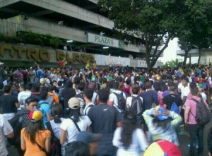 Venezolanos expresan apoyo a las puertas de Voluntad Popular (Fotos)
