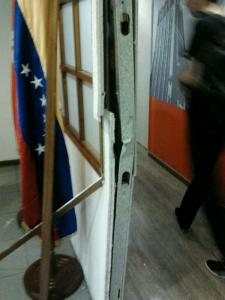 Sebin destroza las puertas de Voluntad Popular (FOTOS)