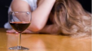 Por qué algunas bebidas alcohólicas dejan más ratón que otras