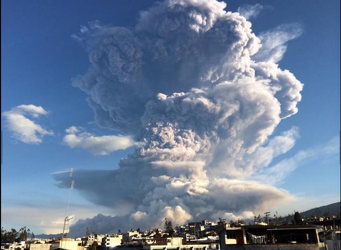 Gran columna de ceniza volcánica enciende las alarmas en Ecuador (Fotos)