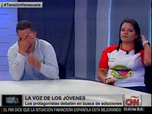 Estudiante chavista dice que hay democracia porque hay TV y opositor no cabe en incredulidad (debate CNNE)