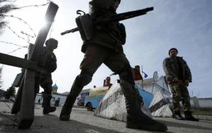 Tropas rusas rodean una base aérea en Crimea y lanzan un ultimátum