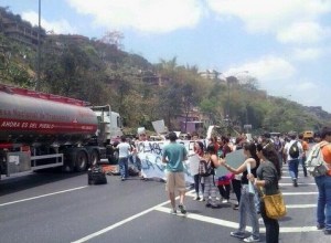 Protesta de estudiantes restringe el paso en el distribuidor Metropolitano (Fotos)