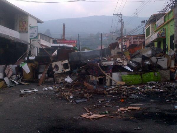 San Cristóbal amaneció trancada con barricadas este 5M