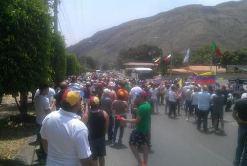 Protestas pacíficas mantienen cerrada vía a Choroní (Fotos)