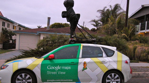 Cámaras de Google Street captan una mujer semidesnuda en una peculiar posición sobre una tabla de surf