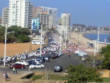 Lecherías… un gentío en la calle y la playa vacía