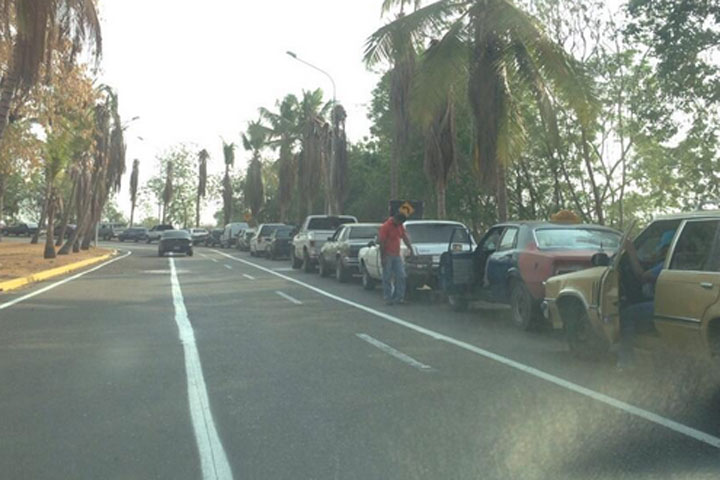 Continúan las colas en estaciones de servicio en el Zulia (Fotos)