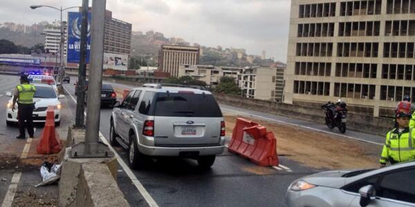 Reportan derrame de gasolina en autopista Prados del Este (Foto)