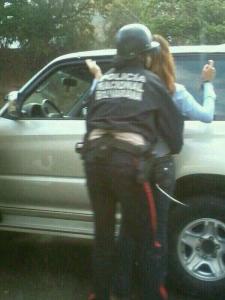 PNB saca a una mujer de su carro y la requisa en la autopista Prados del Este (Foto)