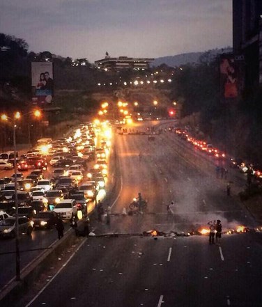 En la autopista Prados del Este no hay paso por barricadas (Foto)