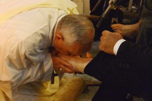 El papa Francisco lavó los pies a doce discapacitados este Jueves Santo (Fotos)