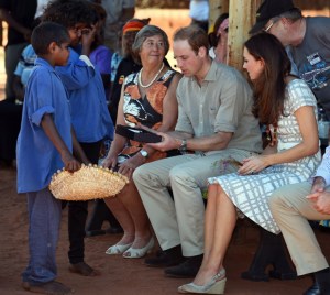 Aborígenes australianos reciben a Guillermo y Kate (Fotos)