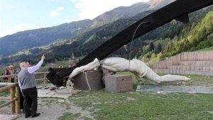 Joven italiano murió aplastado por un crucifijo gigante