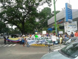Carabobeños marchan a zona educativa en rechazo a la resolución 058 (Fotos)