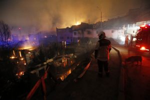 Nuevo incendio en Chile obliga a evacuar una cárcel de mujeres
