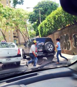 #SoloEnCaracas Taxista sacó un machete luego de casi provocar un accidente (Foto)