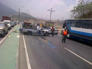 Reportan vehículo volcado en la autopista Caracas – La Guaira (Foto)