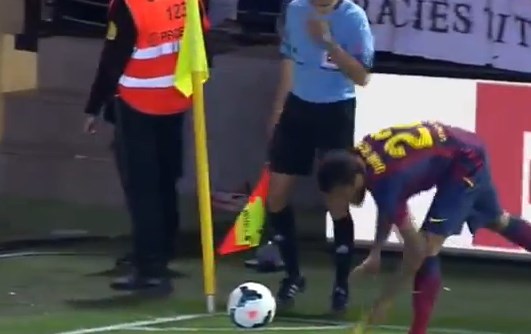 Este jugador del Barcelona se come un plátano lanzado desde la grada (Video)