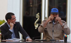 Maduro hace llamado a “dejar la importadera” mientras considera la Revolución “un modelo exitoso”