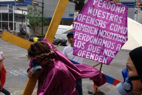 Estudiantes realizan Vía Crucis en campamento frente a la ONU (Fotos)