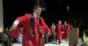 Se quería lucir en su graduación y terminó haciendo el ridículo (Video)