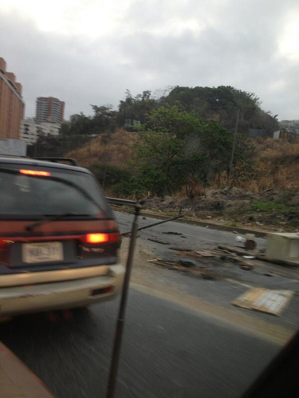 Retraso en la autopista Prados del Este por escombros en la vía