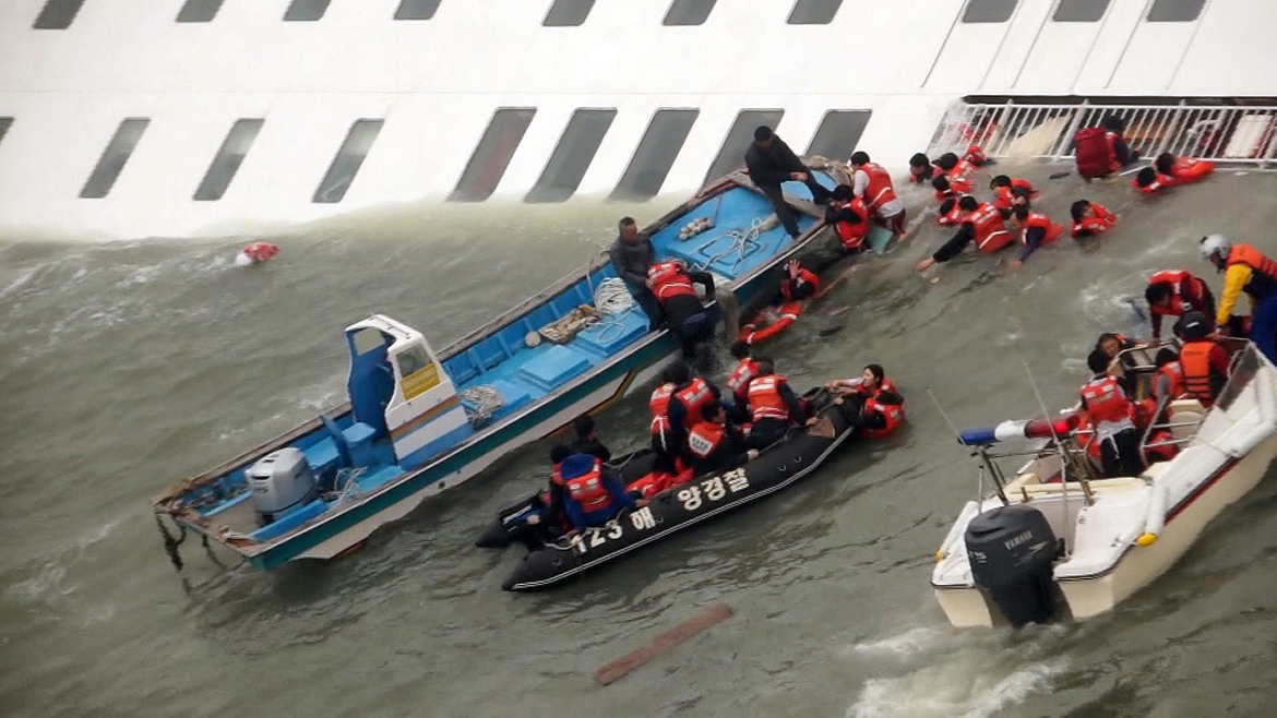 Sacan 19 cuerpos más del ferry surcoreano y aumentan a 58 los fallecidos