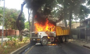 Encapuchados quemaron otro camión en El Trigal (Foto)