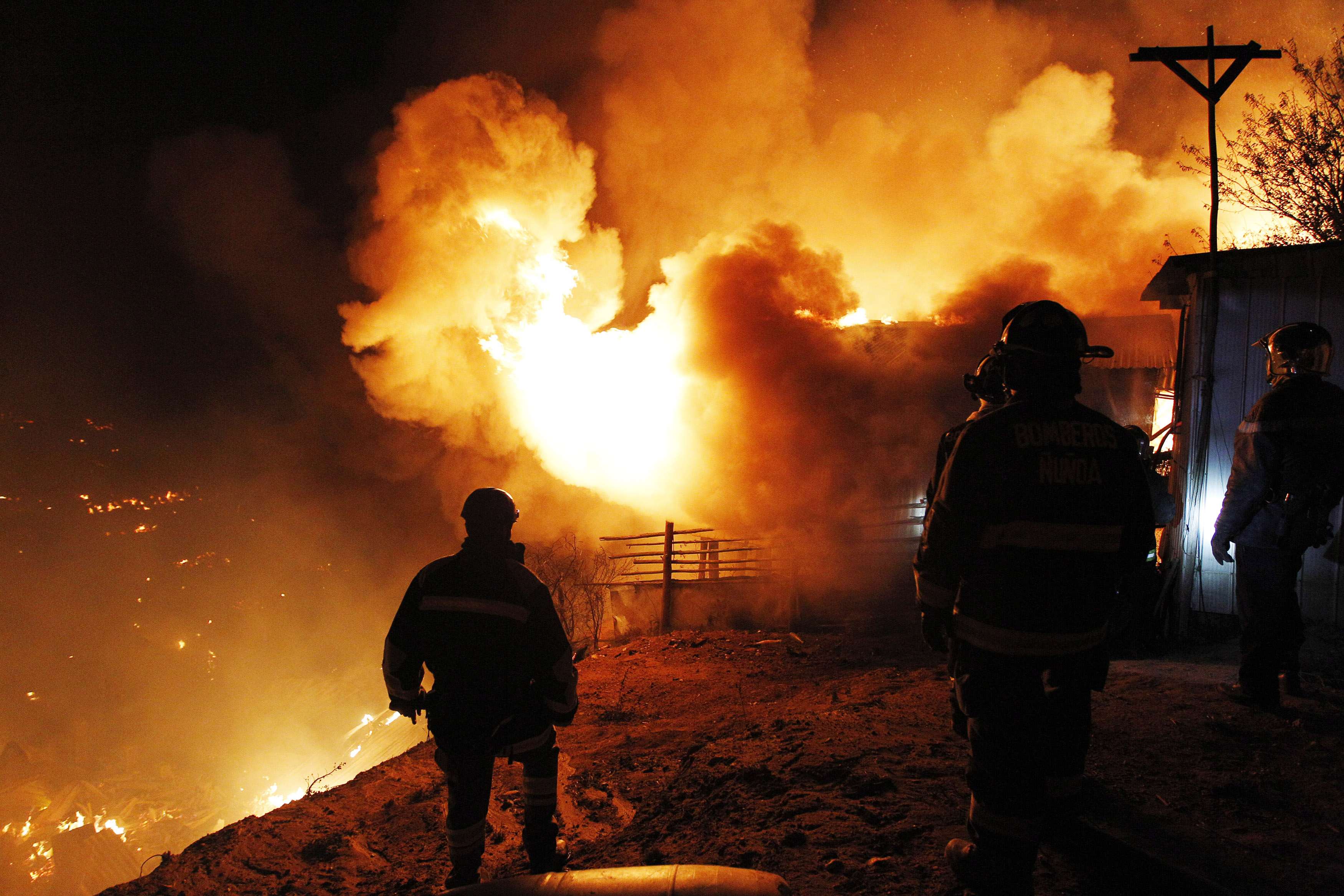 Luchan para controlar el incendio en Valparaíso