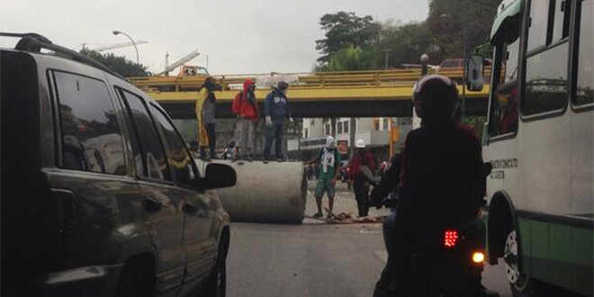 Barricadas en la avenida principal de Las Mercedes (Fotos)