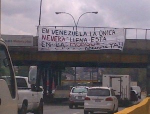 Esta pancarta la colocaron en la Francisco Fajardo (Foto)