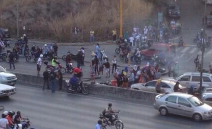 Así fue la protesta en la autopista Prados del Este #10A (Fotos)