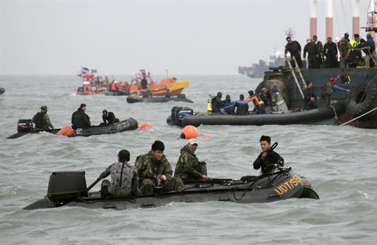 Rescatan diez cuerpos del ferry surcoreano y asciende el número de muertos