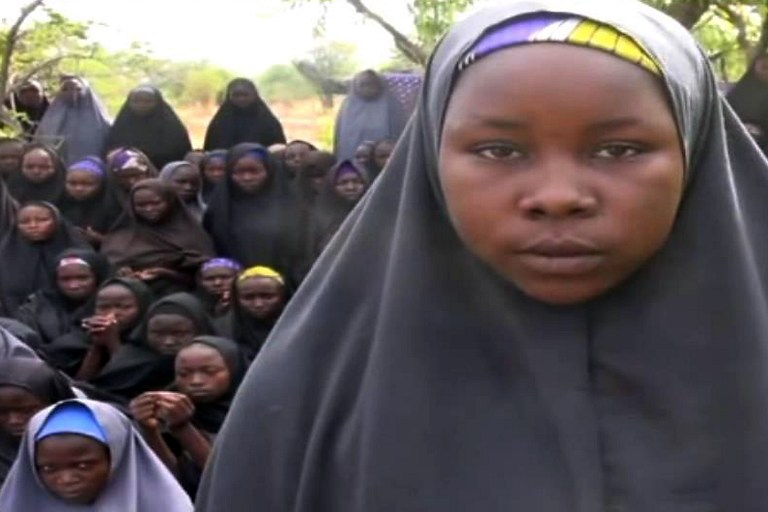 Un grupo de 57 niñas secuestradas en Nigeria lograron escapar y están con sus familias