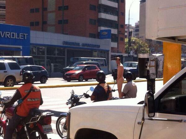 Revelan toda la verdad sobre el hombre que camina a rin pelado por Caracas